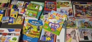 kolorowanki, książki, kredki przygotowane dla małych pacjentów