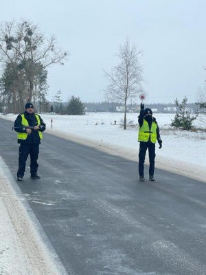 4. Policjanci ruchu drogowego zatrzymują pojazd. Po raz dzienna okres zimowy widoczny na polach śnieg droga sucha