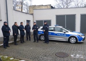 KPP Oświęcim przekazanie toyoty policjantom z Brzeszcz