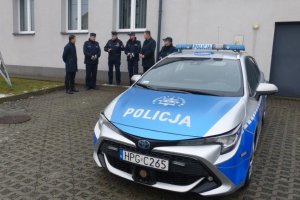 KPP Oświęcim przekazanie toyoty policjantom z Brzeszcz