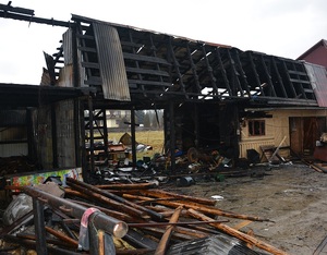 spalony dach budynku. Widać zwęglone deski