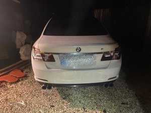 zniszczone biłe BMW