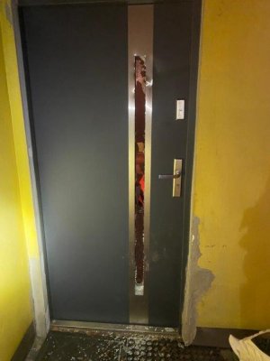 zniszczone drzwi od domu