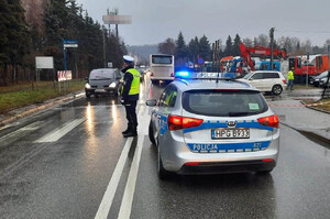 Policjant kieruje ruchem na ul Tarnowskiej w Nowym Sączu