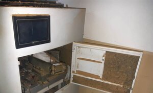 maszyna do produkcji tytoniu z otwartymi drzwiami, wewnątrz widać papierosy