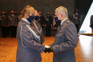 I zastępca komendanta wojewódzkiego Policji w Krakowie gratuluje policjantce