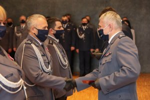 I zastępca Komendanta Wojewódzkiego Policji w Krakowie gratuluje wyróżnionemu policjantowi