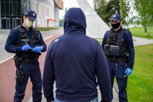 policyjny patrol podczas legitymowania osoby
