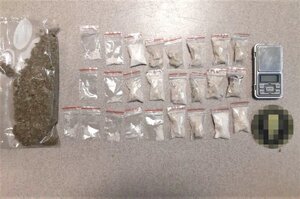 marihuana, klefedron i telefon komórkowy zabezpieczony w mieszkaniu zatrzymanego.jpg