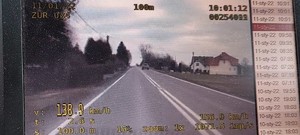 screen z nagrania z wideorejestratora, w chwili gdy kierowca Land Rovera jedzie z prędkością 138 kmh