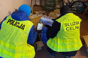 Nielegalna kontrabanda tytoń i alkohol policjant i celnik...