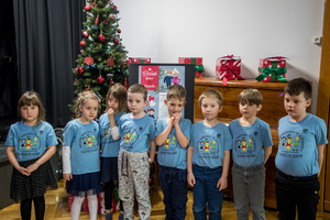 grupa dzieci w niebieskich koszulkach w trakcie występu