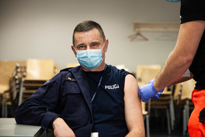 dowódca Oddziału Prewencji Policji w Krakowie podczas szczepienia