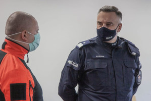 komendant wojewódzki Policji w Krakowie rozmawia z ratownikiem medycznym