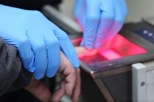 składanie odcisku palca