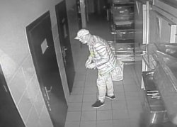 Zdjęcie z monitoringu przedstawiające mężczyznę, który dopuścił się kradzieży i włamać na terenie powiatu myślenickiego
