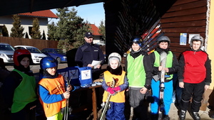 policjant z dziećmi na stoku