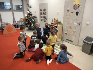 policjantka rozmawia z przedszkolakami o bezpieczeństwie na drodze