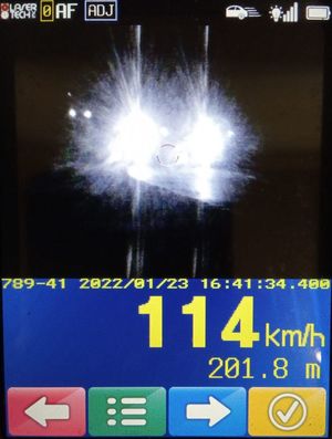 Zdjęcie videorejestratora. W górnej części rozbłysk świateł mijania pojazdu. Poniżej wyświetlone dane rejestratora, data, godzina, prędkość 114 kilometrów na godzinę