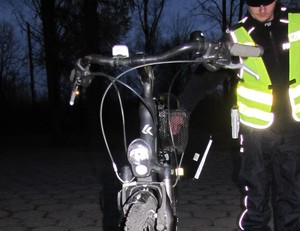 policjant prowadzi skradziony rower