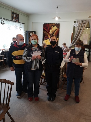 zdjęcie policjantki z seniorami