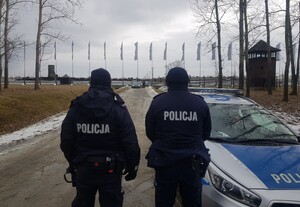 KPP Oświęcim. Zabezpieczenie 77 rocznicy wyzwolenia Auschwitz policjanci stojący przed obozem