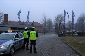 KPP Oświęcim. Zabezpieczenie 77 rocznicy wyzwolenia Auschwitz policjanci stoją przed obozem