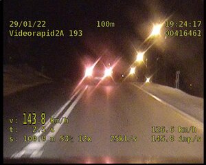 stop klatka z policyjnej kamerki, na której widać prędkość pojazdu