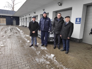 komendant powiatowy wraz ze starostą krakowskim i dwoma samorządowcami stoją przed nieoznakowanym radiowozem