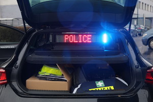 tablica świetlna za tylną szybą z napisem POLICE