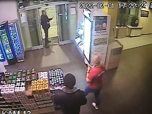 w wejściu widać mężczyznę trzymającego w ręku przedmiot, z dołu ekranu widać pracownika stacji oraz klienta