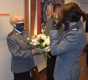 Kwiaty wręczone przez I Zastępcę Komendanta Powiatowego w Wieliczce, odchodzącej funkcjonariuszce
