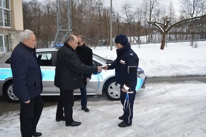 wójt przekazuje kluczyki do radiowozu policjantowi