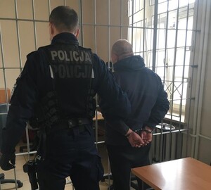 policjant z zatrzymanym za usiłowanie zabójstwa