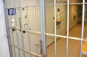 metalowa krata w tle wejścia do cel