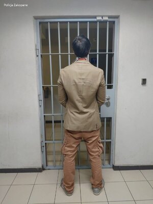 Mężczyzna stojący tyłem