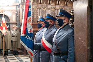 policjanci z kompanii honorowej ze sztandarem