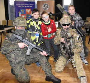 Funkcjonariusze biorący udział w akcji charytatywnej, w środku 10-letni Dawid