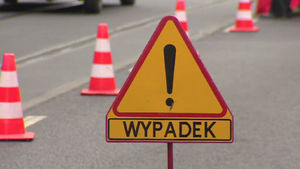 znak drogowy informujący o wypadku