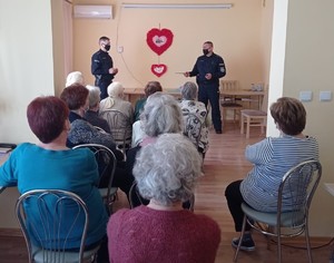 Seniorzy oraz policjanci w trakcie spotkania profilaktycznego