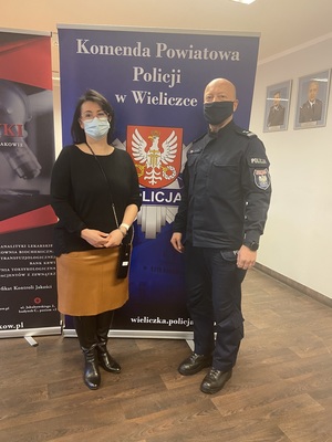Komendant KPP w Wieliczce wraz z pracownikiem komendy
