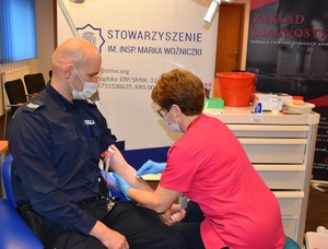 Komendant KPP w Wieliczce na badaniu krwi