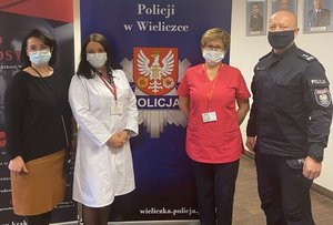 wspólne zdjęcie pracowników Komendy Powiatowej w Wieliczce z personelem medycznym
