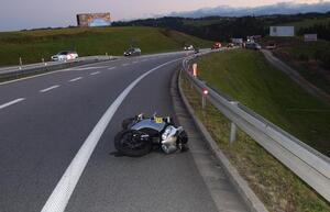 motocykl leży przewrócony na jezdni obok bariery energochłonnej