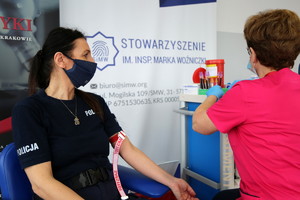 policjantka podczas badania