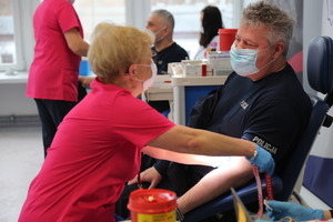 komendant Piotr Morajko podczas badania