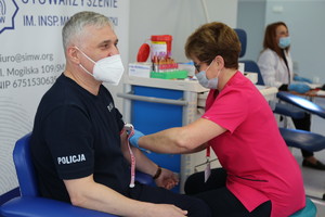 komendant Robert Strzelecki podczas badania