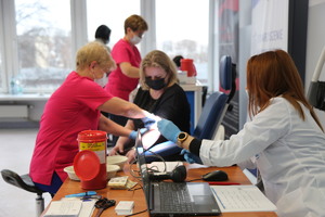 kobieta podczas pobierania krwi