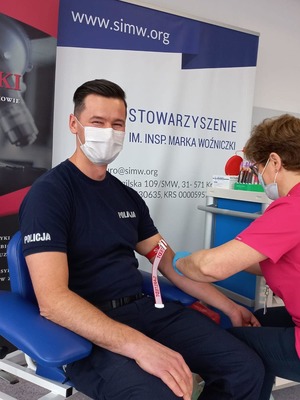 policjant podczas pobierania krwi