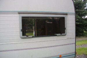 Przyczepa kempingowa  z uszkodzoną szybą